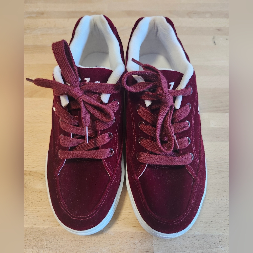 😻 3/$30 Fila Burgundy Velvet Sneakers Size 6.5 - Picture 2 of 8